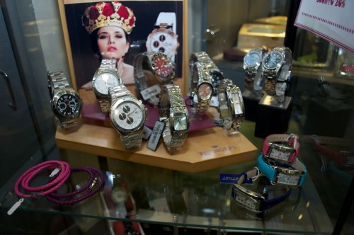 orologi esposti nel negozio di orologeria